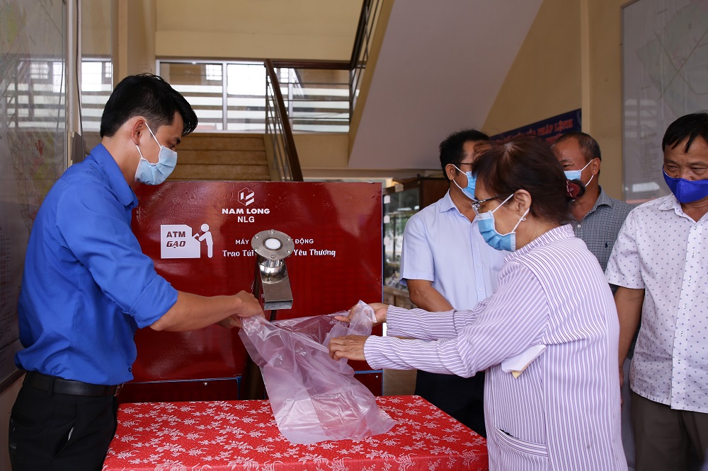 he-thong-atm-gao-cua-nam-long-duoc-dua-vao-hoat-dong-phuc-vu-ba-con-tinh-long-an