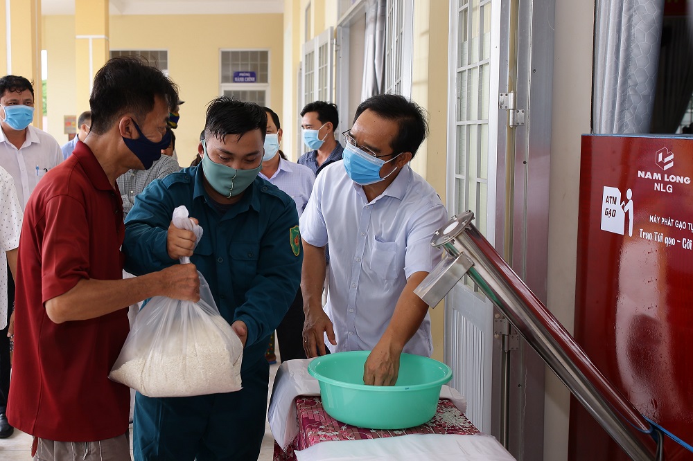 ong-nguyen-van-duoc-pho-bi-thu-thuong-truc-tinh-uy-tinh-long-an-tham-hoi-ba-con-dia-phuong