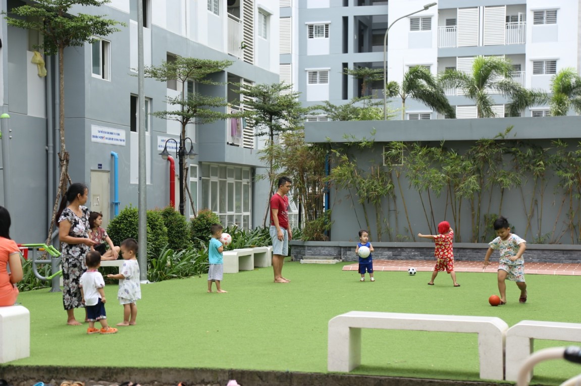 Trẻ em nô đùa trong sân chơi EHomeS Phú Hữu